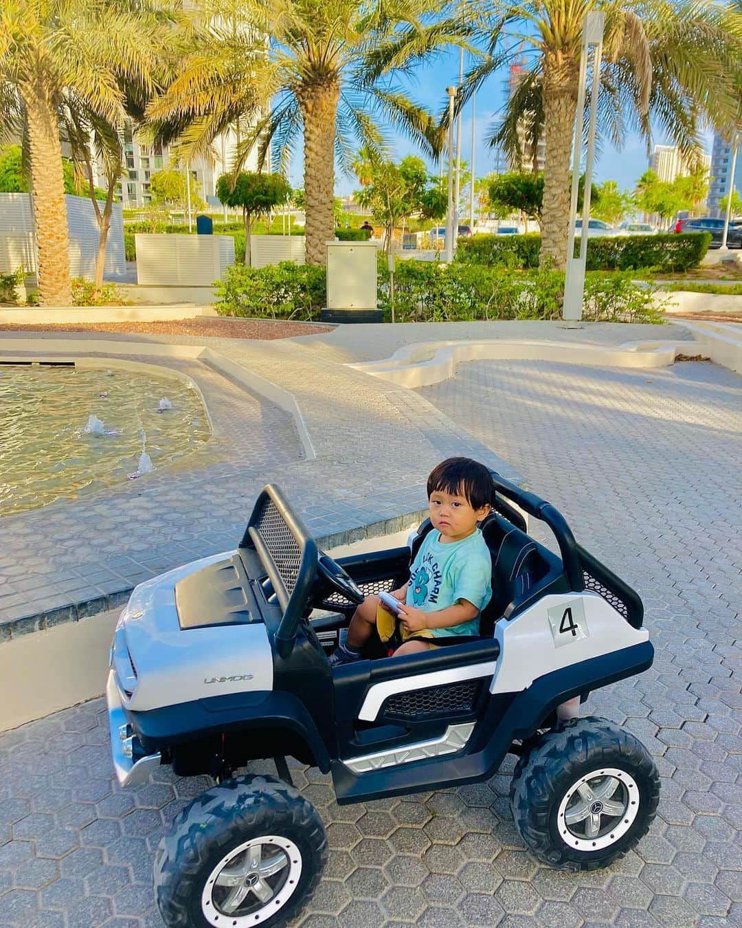 ひるいちかさんのインスタグラム写真 - (ひるいちかInstagram)「Family time…♡  @Al Reem Central Park 30分40AEDのラジコン式🚙は 全パパ&息子大喜びでしょう😎  #いっちょ前にベンツ #abudhabi#abudhabilife #dubai#dubailife  #familytime#boymom #海外生活#海外子育て #駐在生活 #駐在妻」4月16日 18時35分 - hiruichika