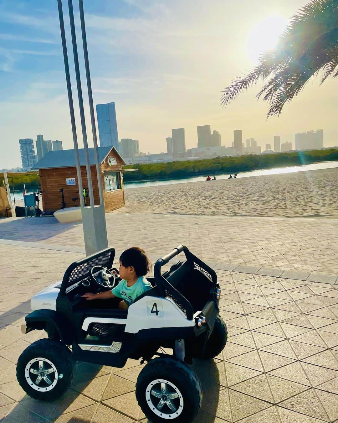 ひるいちかさんのインスタグラム写真 - (ひるいちかInstagram)「Family time…♡  @Al Reem Central Park 30分40AEDのラジコン式🚙は 全パパ&息子大喜びでしょう😎  #いっちょ前にベンツ #abudhabi#abudhabilife #dubai#dubailife  #familytime#boymom #海外生活#海外子育て #駐在生活 #駐在妻」4月16日 18時35分 - hiruichika