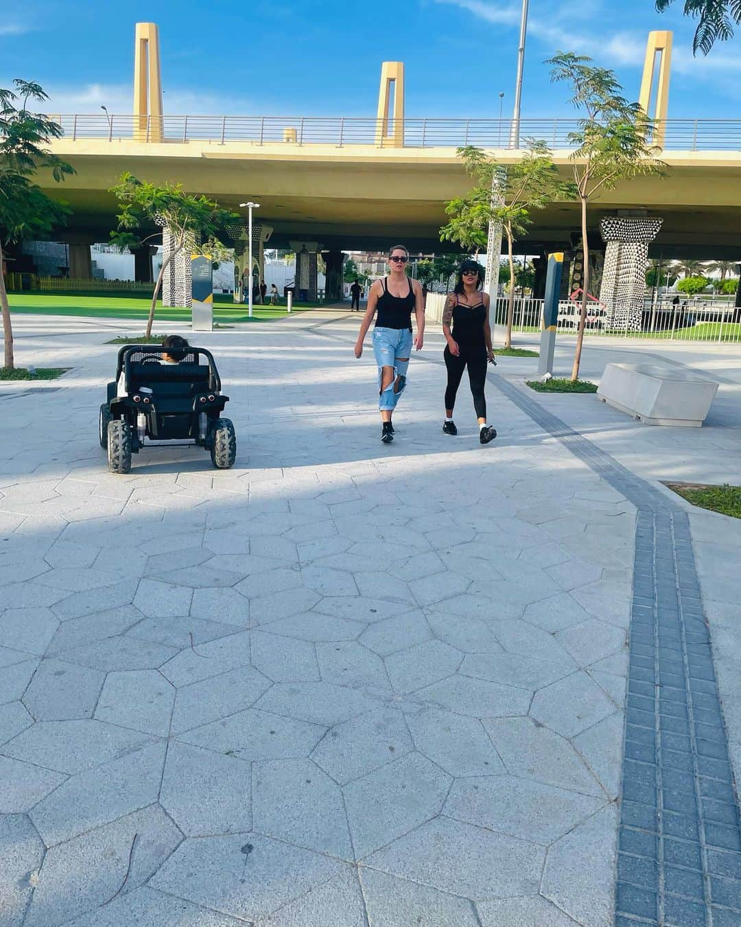 ひるいちかさんのインスタグラム写真 - (ひるいちかInstagram)「Family time…♡  @Al Reem Central Park 30分40AEDのラジコン式🚙は 全パパ&息子大喜びでしょう😎  #いっちょ前にベンツ #abudhabi#abudhabilife #dubai#dubailife  #familytime#boymom #海外生活#海外子育て #駐在生活 #駐在妻」4月16日 18時35分 - hiruichika