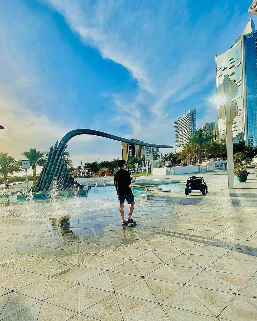 ひるいちかさんのインスタグラム写真 - (ひるいちかInstagram)「Family time…♡  @Al Reem Central Park 30分40AEDのラジコン式🚙は 全パパ&息子大喜びでしょう😎  #いっちょ前にベンツ #abudhabi#abudhabilife #dubai#dubailife  #familytime#boymom #海外生活#海外子育て #駐在生活 #駐在妻」4月16日 18時35分 - hiruichika