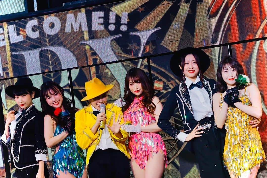 エリーのインスタグラム：「FEVER🎩💛 バースデーでも大好きなちびちゃんご夫婦の貸切でもやらせて頂きとってもとっても嬉しかったなあ。。 ・ みのりさん、いくみさん、いぶきちゃん、よーこ、さら 大好きな方々と立てるステージ、 それをキラキラした目で見てくださる皆さん。なんて幸せな時間なんだろう🥰 ・ 本当に有難うございました...！ ・ 次はいつできるかなあ🥰🌼🌼🌼 ・ ・ #エリーバースデー2023 #fever#jypark #バーレスク東京#バーレスク#burlesque#burlesquetokyo」