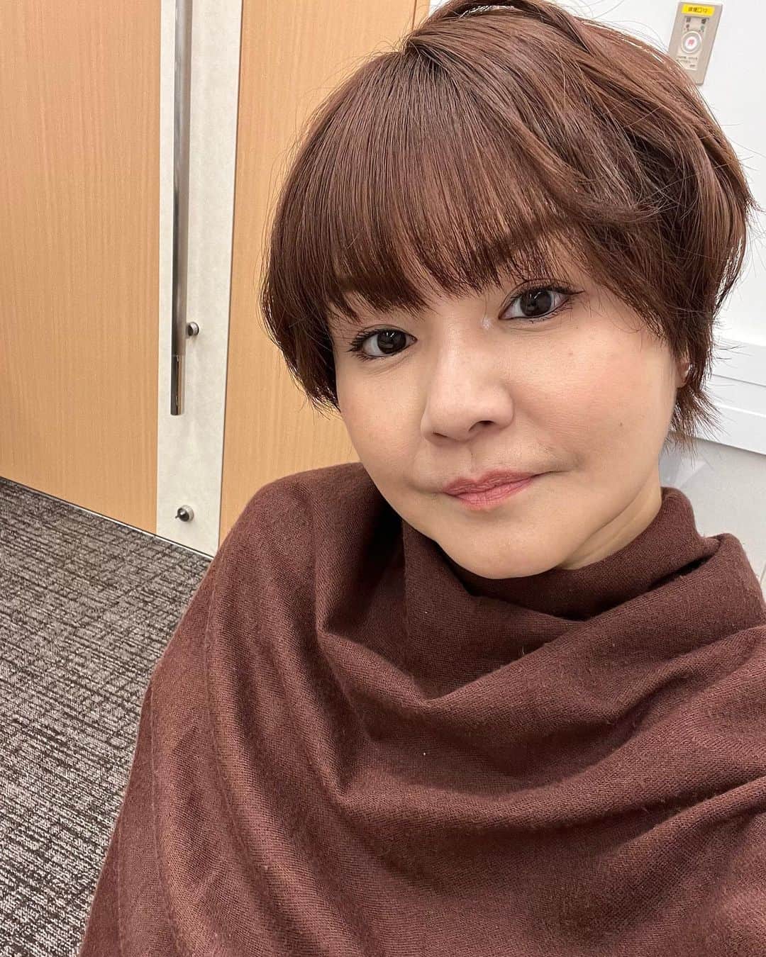 中澤裕子のインスタグラム：「⭐︎⭐︎  メイクが終わって 衣装が汚れないように メイクのかなちゃんがストールをかけてくれました😊  と、いう写真。」