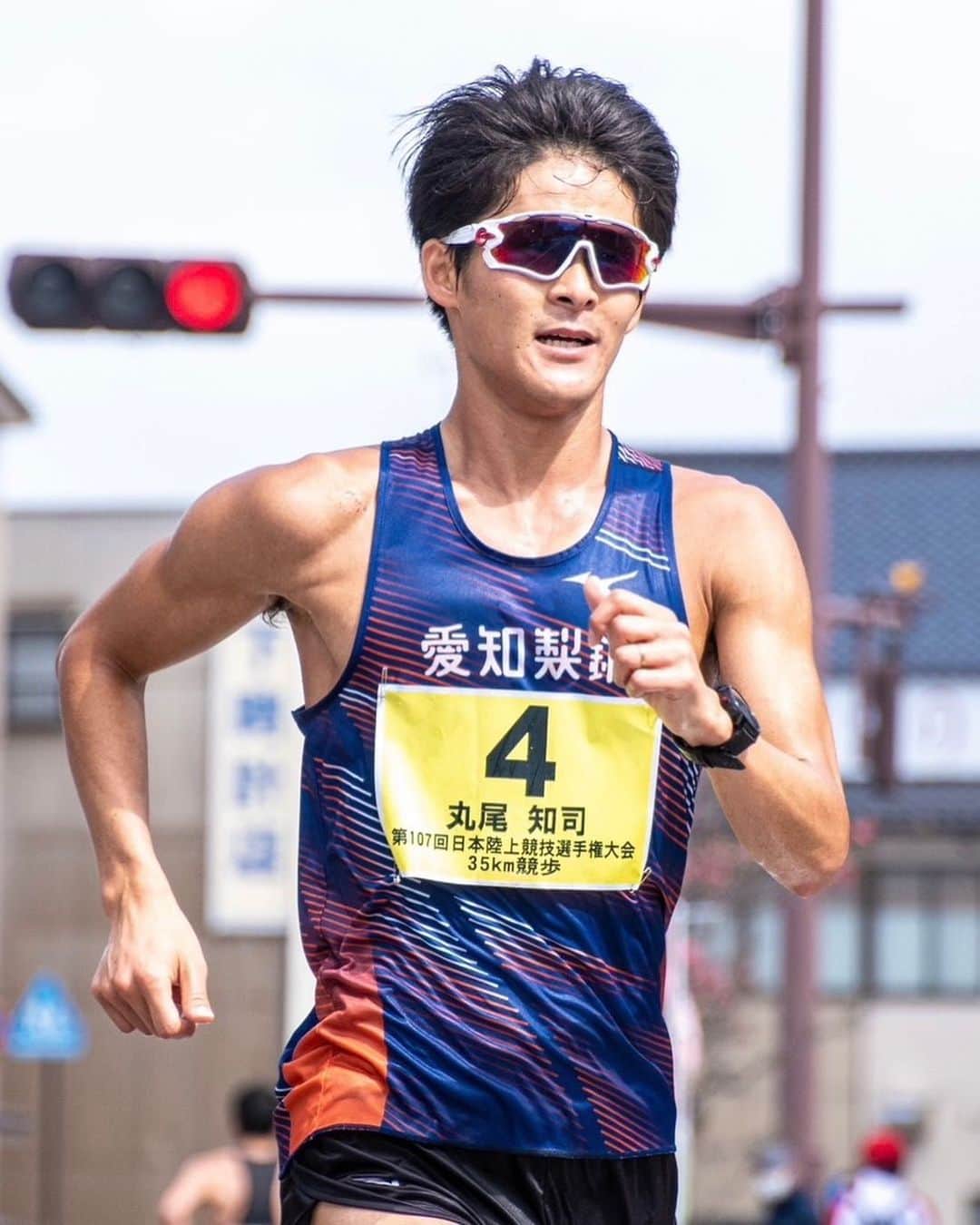 オークリージャパンのインスタグラム：「日本選手権35km競歩で、 @maruo_satoshi 選手が2位でフィニッシュ。代表派遣設定記録を突破🔥  📸: @chibeeeev」
