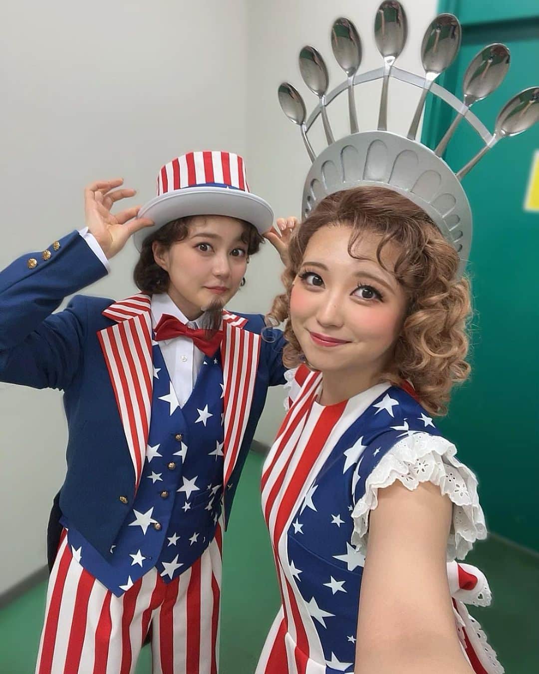 熊谷彩春のインスタグラム：「ミュージカル『GYPSY』 本日もご観劇ありがとうございました🌹 　 １幕のショーでの姉妹ショット📸👭 ルイーズ演じる”アンクル・サム”＆ジューン演じる”自由の女神”🇺🇸🗽 　 10代の頃からお世話になっているお姉ちゃんのような生ちゃんと、舞台上でも姉妹を演じられて、毎回とても楽しいです！🤍 　 ちなみにこのシーン、タルサ＆ヨンカーズ＆LA＆アンジーらボーイズは軍服を着ていて、ルイーズもジューンも含め、みんなが子役と全く同じお衣装を身に纏っています。 　 いつも出番前、大人キャストの皆と、子供たちの可愛いショーを袖から観ながらとっても癒されております☺️ 　 様々なミュージカルで、子供から大人に成長したことを表現する演出がされていますが、GYPSYのこちらの演出、トップレベルで好きだなあ、、✨ 是非劇場で観ていただきたいです🤍 　 さて、明日は休演日。 ゆっくり休んで、明後日からまた元気に頑張ります！ 明後日は13時開演です。 東京芸術劇場にて、お待ちしております🩰 　 #GYPSY2023 #ミュージカル #姉　#ルイーズ　#生田絵梨花 ちゃん #妹　#ジューン #アンクルサム　#自由の女神 #BabyJuneAndHerNewsBoys #🇺🇸🗽」