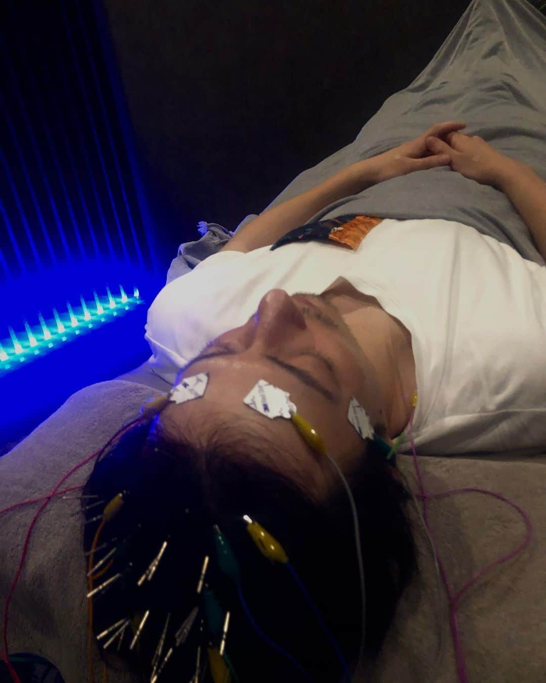 のインスタグラム：「メンテナンス？HARI HEAD SALONというものにお誘いいただいて行って来ました。針と微弱電流で自律神経を整えるのだそうです。結果、とても良い睡眠をとった後の様なスッキリ感。見た目怖いけど。。施術中はずっと内臓が音を鳴らして動いてました。」