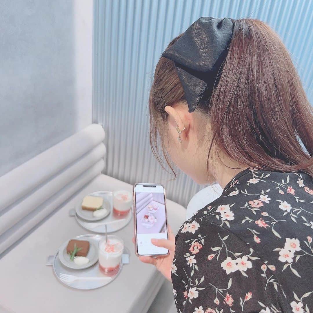 のインスタグラム：「ソファに置いて写真を撮るという映えの裏側…🤫ㅎㅎ 髪が伸びてきたのでポニーにリボンしてみたっ🖤🎀 ざ！じょし〜！」
