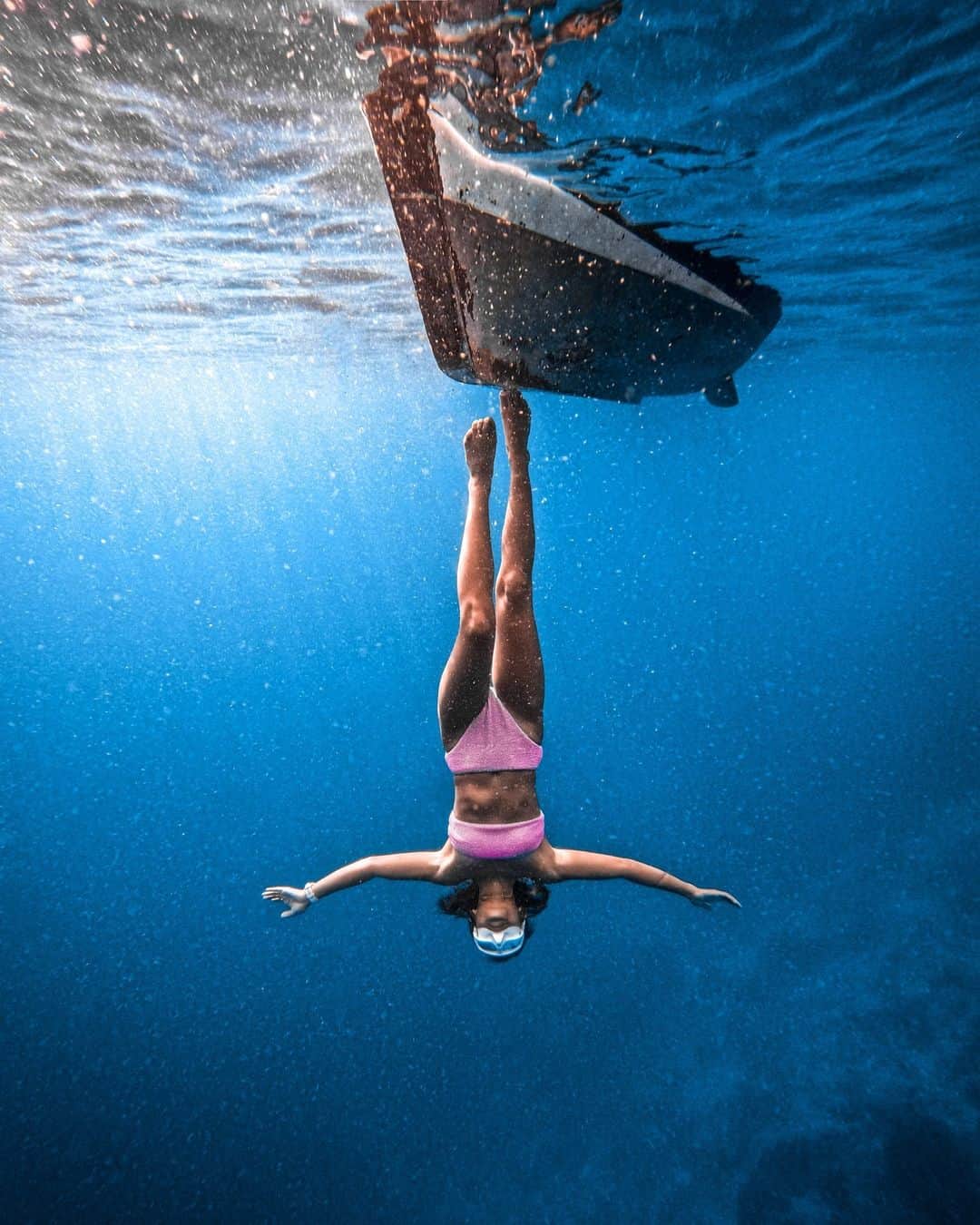 のインスタグラム：「バランス力＋肺活量ある者のみ可能 💪 📷 #GoProファミリー @nicole.aloha + #GoProHERO11 Black ・ ・ ・ @goprothailand #GoProThailand #GoProJP #GoPro #FreeDiving #Bali #バリ #水中 #ダイビング #フリーダイビング #シュノーケリング」