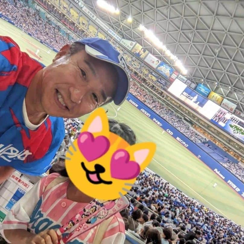 佐藤裕二さんのインスタグラム写真 - (佐藤裕二Instagram)「娘とどらほー！今シーズン初ドーム⚾  ドラゴンズはジャイアンツに勝って 今シーズン初のカード勝ち越し！　 ソブさん今シーズン初勝利！ 岡林くん、今シーズン初3番で猛打賞！ 石川くん、今シーズン初打点！ 鈴木博志さん、今シーズン初先発！　 細川さんも大活躍！ 中山礼都さんも活躍！ いや〜、ここには書ききれません。  いい日曜日をありがとうございました！  #あしたもいい日  #祖父江大輔#今季初勝利#おめでとうございます #ドラゴンズ#どらほー #メーテレ#アナウンサー#佐藤裕二  #ドームデート#プロ野球デート」4月16日 18時49分 - karaage_satou