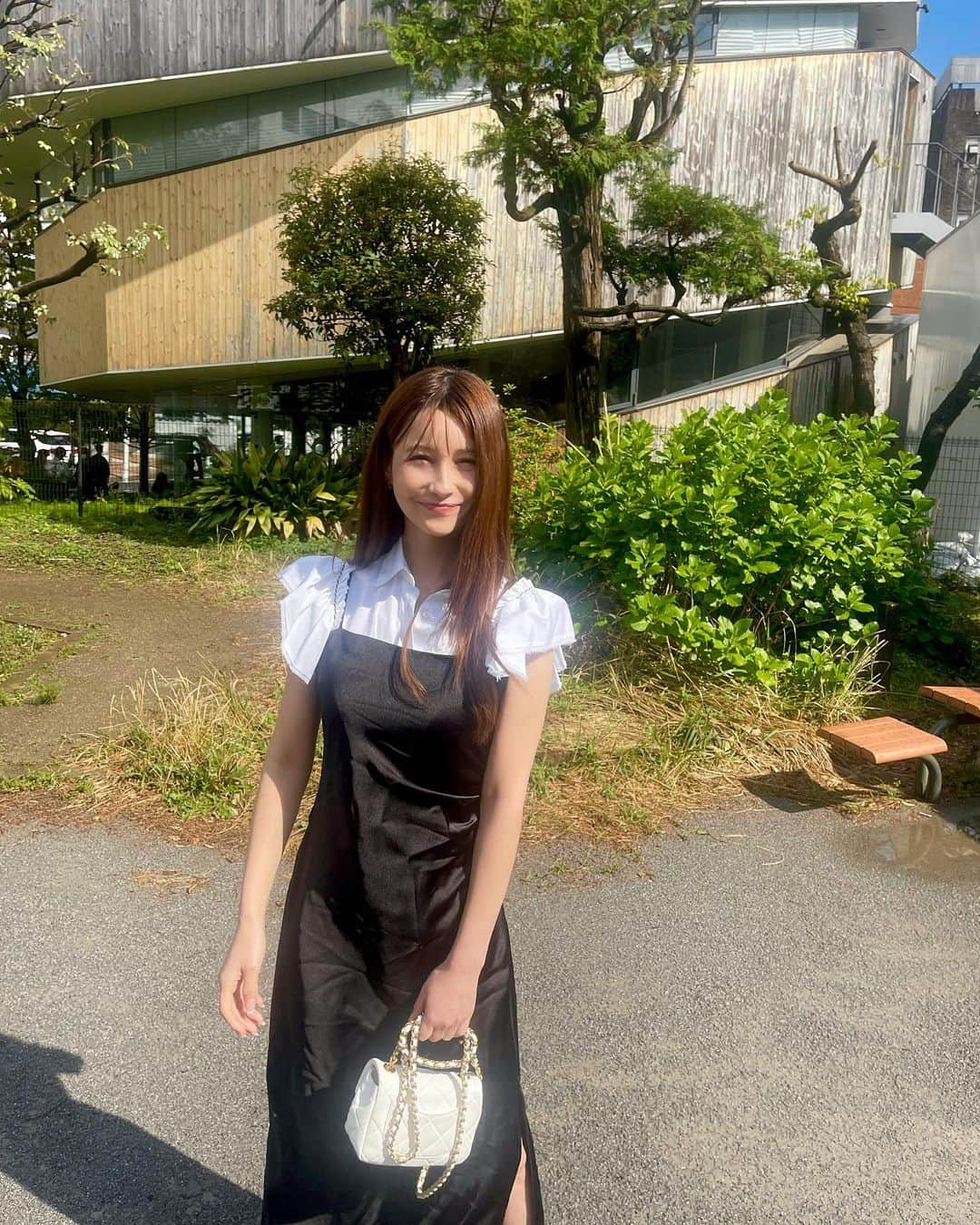 ダレノガレ明美さんのインスタグラム写真 - (ダレノガレ明美Instagram)「休日🌼🌼🌼 日差し凄かったので CAROME.skinの日焼け止めをしっかり塗りました！ 腕にも！ きめ細かいパールが入ってるので 自然に肌を綺麗にみせてくれます✨ 化粧下地としてもつかえるので CAROME.の日焼け止め＆ファンデでOKです！ 21日20時〜再販売開始！ @caromeskin」4月16日 19時03分 - darenogare.akemi