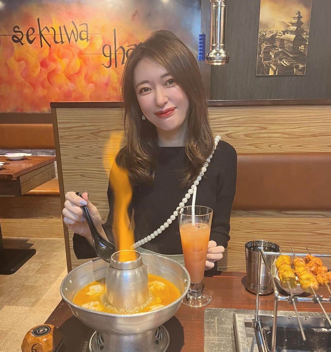 菊池かなこのインスタグラム：「. ゆみちゃんと🤍 @yumiko2.10  ネパール料理初めて食べた！！👳‍♂️🇳🇵 グルグル回るお肉や、火を吹く餃子など、新鮮🫢🔥  グルメアカウント @canana_aizu に詳しく載せてます🫶  *.:･.｡**.:･.｡**.:･.｡**.:･.｡**.:･.｡** #セクワガル #新大久保グルメ#ネパール料理」