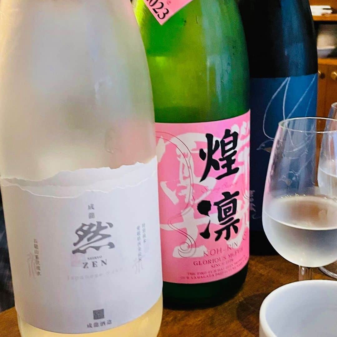 近藤淳子さんのインスタグラム写真 - (近藤淳子Instagram)「日本酒本出版チームで新たな日本酒の聖地「ぽんしゅビルジング」へ🍶  門前仲町にある4階建てのビルで、1階は日本酒量り売りと角打ち、2階はイートイン、3階はキッチンスタジオ、4階は個室席、屋上はバーベキュー会場。  ビル丸ごと、日本酒を大いに楽しめる仕組みに、皆で大興奮しました！  チームの人生の先輩方のさまざまなお話が、とにかく未知で楽しくて笑いすぎて😆  次なる企画案や今後の海外展開など、夢溢れるお話も具体的にできました。  ご縁をいただいて長くなりますが、ご一緒するたびに新鮮な学びがあります。  それにしても… たらふく飲みました✨笑  #ぽんしゅビルジング  #人生を豊かにしたい人のための日本酒  #日本酒🍶」4月16日 18時56分 - kondo_junko_