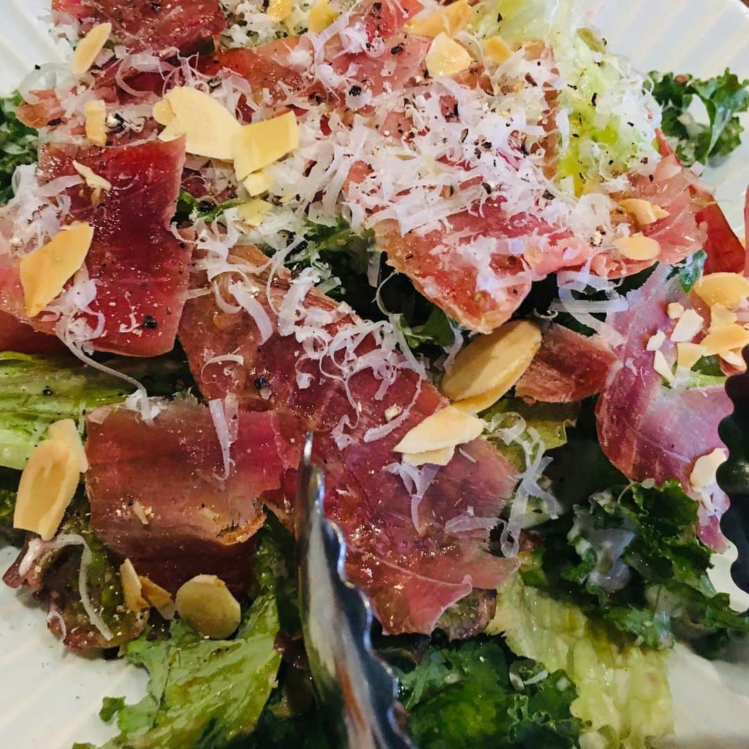 近藤淳子さんのインスタグラム写真 - (近藤淳子Instagram)「日本酒本出版チームで新たな日本酒の聖地「ぽんしゅビルジング」へ🍶  門前仲町にある4階建てのビルで、1階は日本酒量り売りと角打ち、2階はイートイン、3階はキッチンスタジオ、4階は個室席、屋上はバーベキュー会場。  ビル丸ごと、日本酒を大いに楽しめる仕組みに、皆で大興奮しました！  チームの人生の先輩方のさまざまなお話が、とにかく未知で楽しくて笑いすぎて😆  次なる企画案や今後の海外展開など、夢溢れるお話も具体的にできました。  ご縁をいただいて長くなりますが、ご一緒するたびに新鮮な学びがあります。  それにしても… たらふく飲みました✨笑  #ぽんしゅビルジング  #人生を豊かにしたい人のための日本酒  #日本酒🍶」4月16日 18時56分 - kondo_junko_