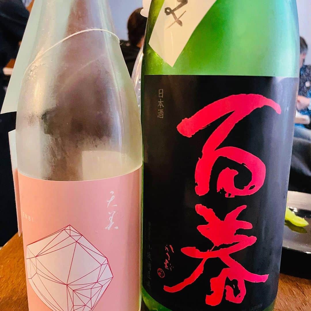近藤淳子さんのインスタグラム写真 - (近藤淳子Instagram)「日本酒本出版チームで新たな日本酒の聖地「ぽんしゅビルジング」へ🍶  門前仲町にある4階建てのビルで、1階は日本酒量り売りと角打ち、2階はイートイン、3階はキッチンスタジオ、4階は個室席、屋上はバーベキュー会場。  ビル丸ごと、日本酒を大いに楽しめる仕組みに、皆で大興奮しました！  チームの人生の先輩方のさまざまなお話が、とにかく未知で楽しくて笑いすぎて😆  次なる企画案や今後の海外展開など、夢溢れるお話も具体的にできました。  ご縁をいただいて長くなりますが、ご一緒するたびに新鮮な学びがあります。  それにしても… たらふく飲みました✨笑  #ぽんしゅビルジング  #人生を豊かにしたい人のための日本酒  #日本酒🍶」4月16日 18時56分 - kondo_junko_