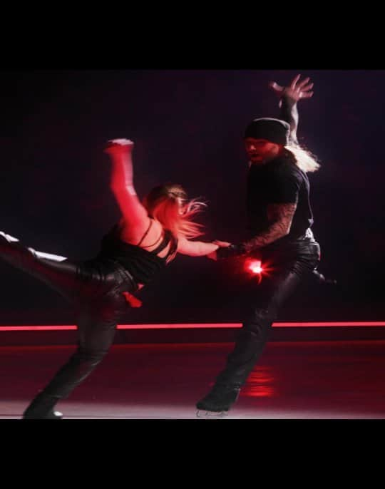 アレクセイ・ロゴノフのインスタグラム：「Slowmotion of @holidayoniceshows   Video by @joey_lacroix   @holidayonicefrance #holidayonice #holidayoniceshow #iceshow #figureskating #iceskating #hoi」