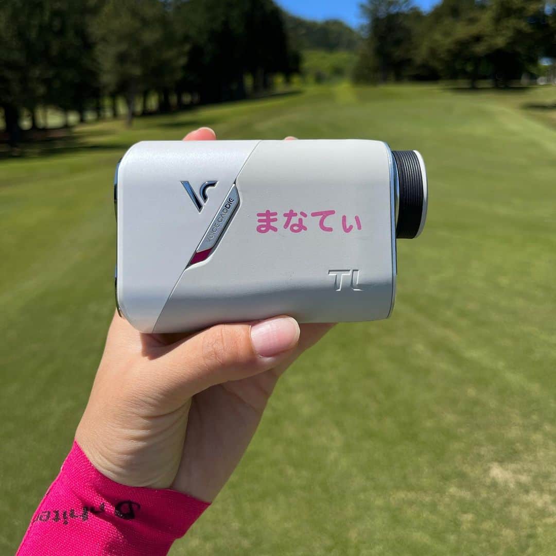 篠崎愛さんのインスタグラム写真 - (篠崎愛Instagram)「... @voice_caddie_japan  @hisai_sports   とってもかわいい距離計をいただきました♪  軽いし、小ぶりで使いやすいです。 マグネットが付いているので、カートやクラブにくっつけられます✌️ なにより名前入りが嬉し〜💕」4月16日 18時57分 - mana.s_golf