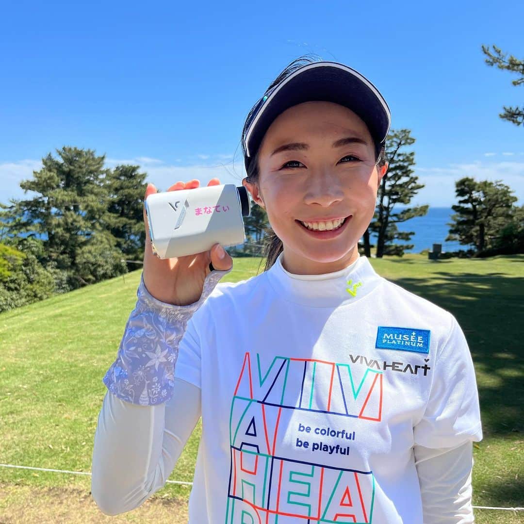篠崎愛のインスタグラム：「... @voice_caddie_japan  @hisai_sports   とってもかわいい距離計をいただきました♪  軽いし、小ぶりで使いやすいです。 マグネットが付いているので、カートやクラブにくっつけられます✌️ なにより名前入りが嬉し〜💕」