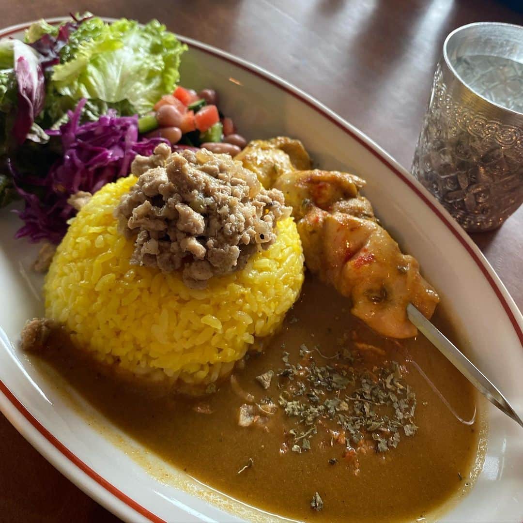 野本かりあのインスタグラム：「今日のランチは チキンカレーとベトナムキーマ。 旦那さんが食べたイカ墨カレーも最高❣️ 初めて食べた味。 スパイス調合良き。 ティラミスも。 売り切れのカオマンガイ、ファラフェルも作りますとの事で、また行く🏃‍♀️ #モンキーカレー #松江市 #プエンテ」