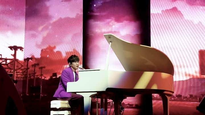 林俊傑のインスタグラム：「林俊傑 JJ Lin《JJ20世界巡迴演唱會》 悉尼站 限定歌曲 《願與愁》Dust and Ashes  新歌首唱《願與愁》！昨晚JJ20悉尼站，加上即興直播，與全世界分享！  Here’s a surprise live debut of my new song, “Dust and Ashes” at JJ20 World Tour Sydney last night!  《願與愁》Dust and Ashes 詞 - 小寒 曲 - JJ 林俊傑 編曲 -  JJ 林俊傑 / 吳慶隆  Lyrics: Xiaohan @lyricistxiaohan Composer: JJ Lin Arrangement: JJ Lin / Goh Kheng Long @long.goh  #roadtoJJ20  #JJ20WorldTour #林俊傑新專輯重拾快樂 #HappilyPainfullyAfter #林俊傑願與愁 #DustandAshes」