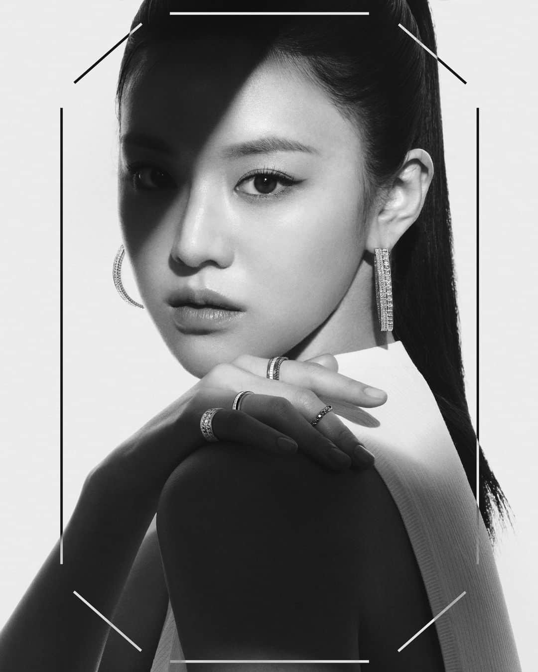 ブシュロンのインスタグラム：「Crisp. Clear. All eyes are on the bold, graphic lines of new Quatre Double White Edition. Make a statement.⁣ ⁣ #BasicnotBasic⁣ #BoucheronQuatre」