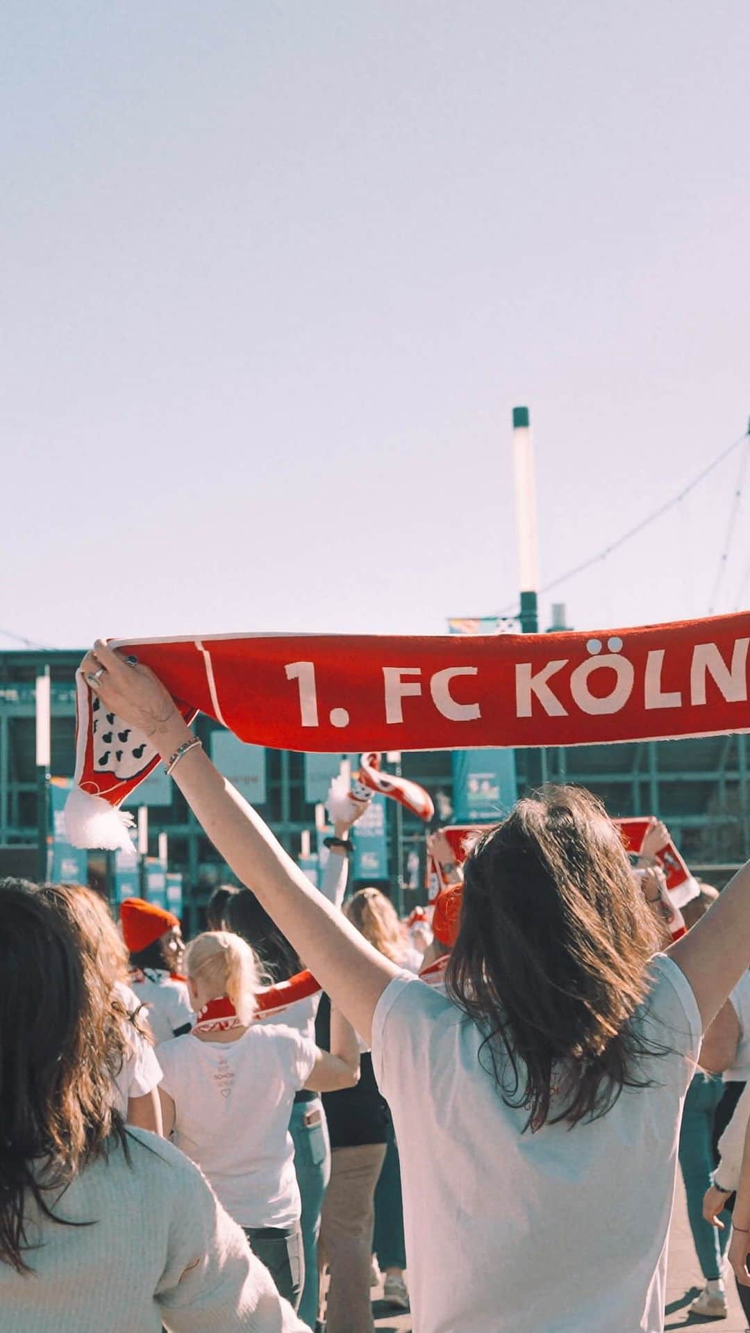 1.FCケルンのインスタグラム：「Ab 23.04.23 um 14:00 als Download und Stream auf allen Plattformen! ❤️🤍  Im Rahmen des ersten Spiels unserer 1. FC Köln Frauen im Rhein-Energie Stadion, am 23.04, haben wir zusammen mit den einzigartigen @Veedelperlen und dem Team der FC-Frauen einen musikalischen Leckerbissen ausgearbeitet. Unsere geliebte Hymne mal anders! Lasst uns am 23.04 gemeinsam mitfiebern, anfeuern und jubeln. In der Halbzeitpause gibt es unsere Veedelperlen dann live zu hören. Also, Text lernen und am nächsten Sonntag dabei sein! Wir freuen uns auf alle, die dabei sind.  Ein riesen Dank geht insbesondere an die Powerstimme @nicisfeinest , @constantin.gold , der die komplette musikalische Leitung übernommen hat, vielen Dank an @spektacolonia und an @elias.reithmeier und sein Team für dieses Hammer Video!」