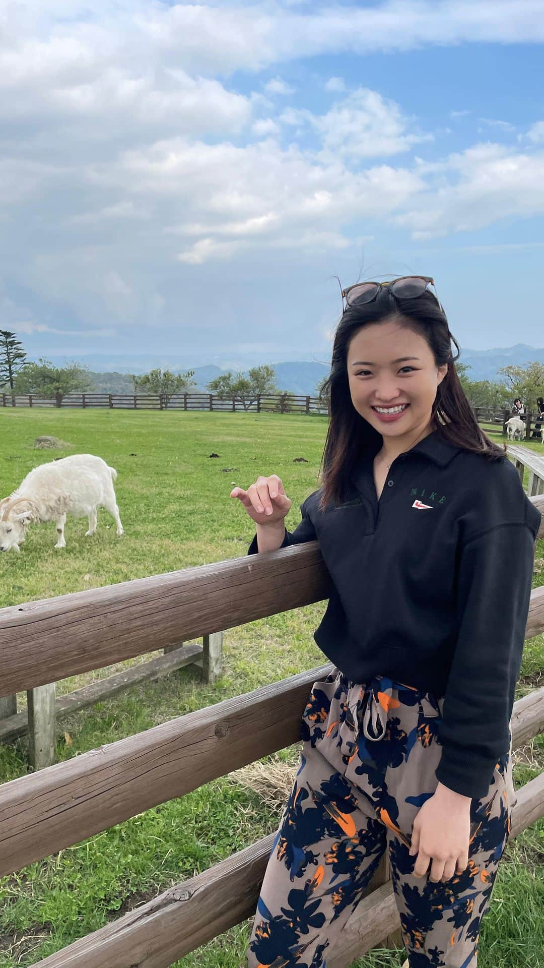 石井美音奈のインスタグラム：「動物と遊んできたよ♡ みんな可愛かったぁ‼︎ 自然体で過ごしてて気持ちよさそうだったよぉ〜  #マザー牧場  #牛 #ヤギ #羊 #うさぎ  #動物動画  #ヨーグルト #飲むヨーグルト  #動物好き」