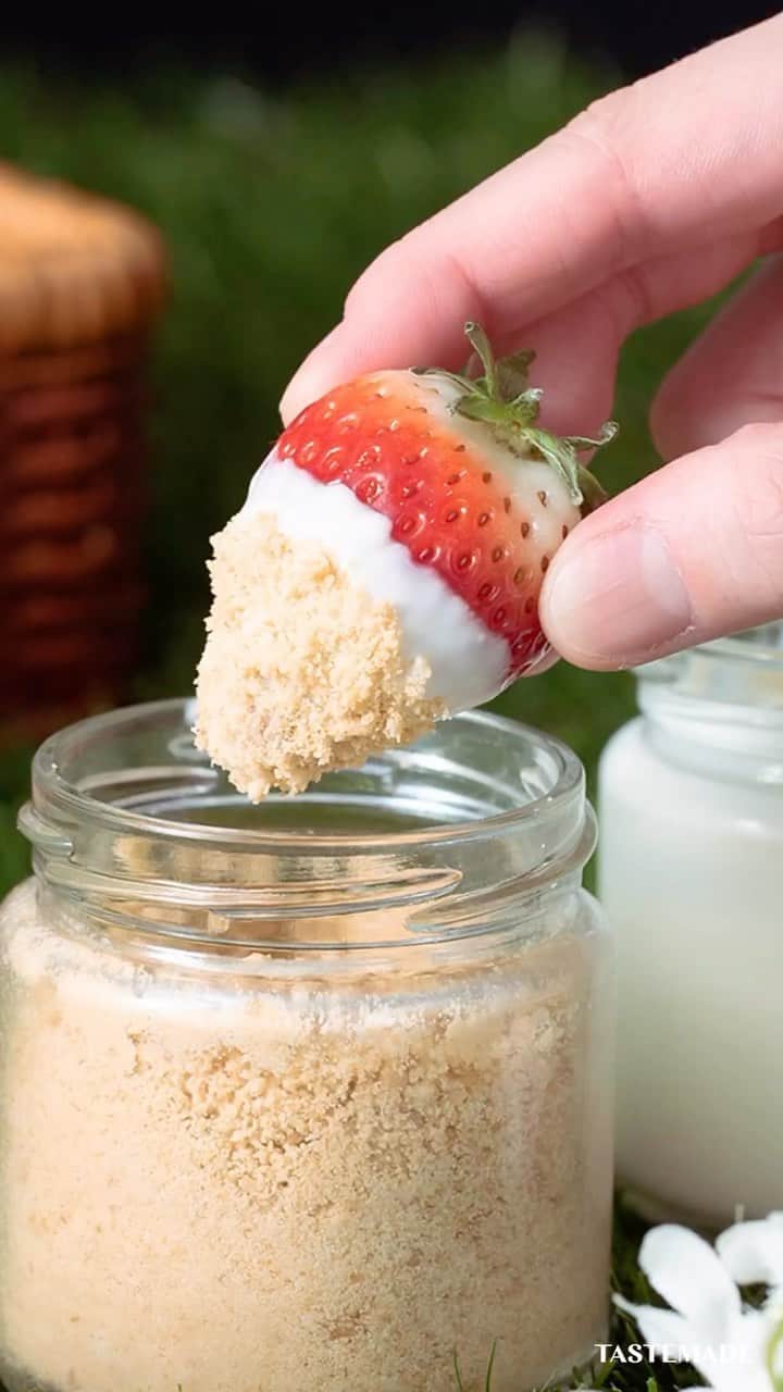 のインスタグラム：「【ピクニックに🍓】お外で作るフルーツチーズケーキ  お出かけにぴったりな季節がやってきた🌤🌷 簡単準備でみんなで作れる！フルーツのチーズケーキ風デザートのアイデアをご紹介！ おしゃピクのアイデアにぜひ取り入れてね🍓  ■材料 お好みのビスケット 適量 《チーズクリーム》 クリームチーズ 50g ヨーグルト 50g 粉砂糖 10g バニラエッセンス(お好みで) 2滴 いちご 適量 その他お好みのフルーツ 適量  ■作り方 1. ビスケットを容器に入れて細かく砕く。  2.《チーズクリーム》を容器に入れて混ぜる。  3.お好みのフルーツに《チーズクリーム》、砕いたビスケットをつけて完成。   #テイストメイド #料理 #クッキング #レシピ #簡単レシピ #おうちご飯 #おうちごはん #おうちごはん部  #tastemade #TastemadeJapan #フルーツサンド #フルーツ #サンドイッチ #いちご #イチゴ #苺 #マスカット #スイーツ#チーズケーキ #フルーツチーズケーキ #フルーツケーキ #クリームチーズ #チーズケーキレシピ #フルーツケーキレシピ #ケーキ作り #ピクニック弁当 #ピクニック #ピクニックランチ #ピクニックバスケット」