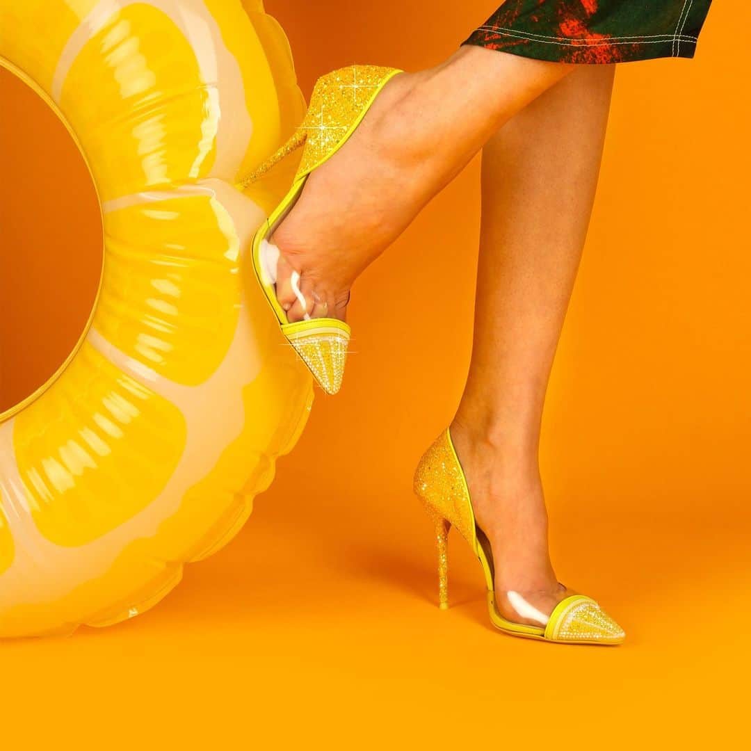 SOPHIA WEBSTERのインスタグラム：「✨🍋Step into the sunshine with our glittery 'Jessica' Limoncello pumps 🍋✨  👗- @rachelwilliamscreative   #SophiaWebster #SophiaWebsterJessica」