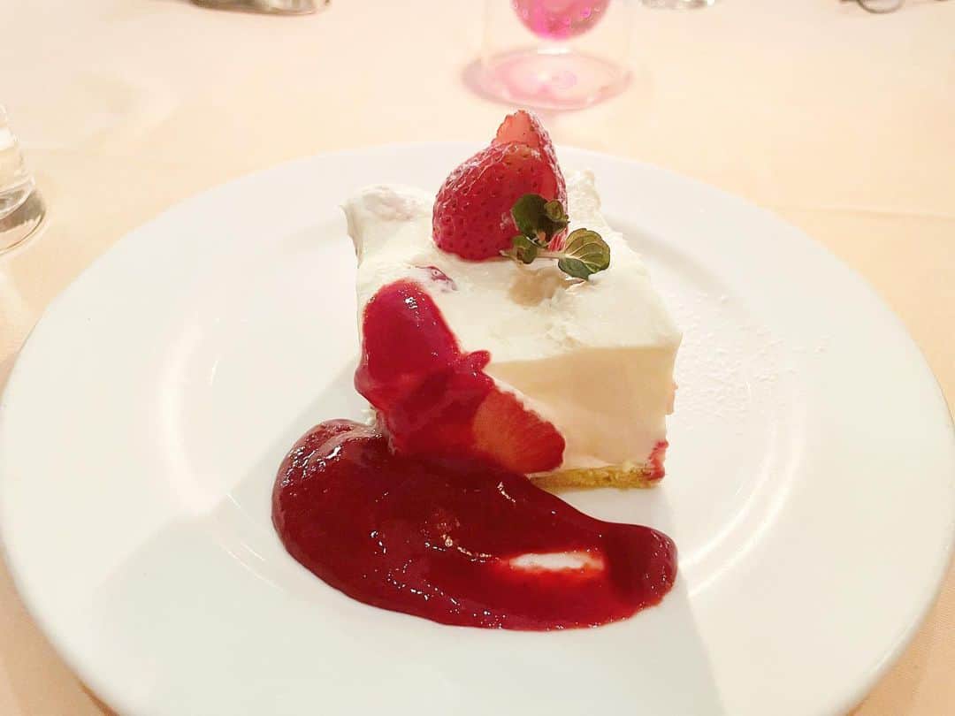 桜井未来のインスタグラム：「ケーキ🍰🍓 なんだかんだ、やっぱりショートケーキよね？😍❤️（笑）  #ケーキ #スイーツ」