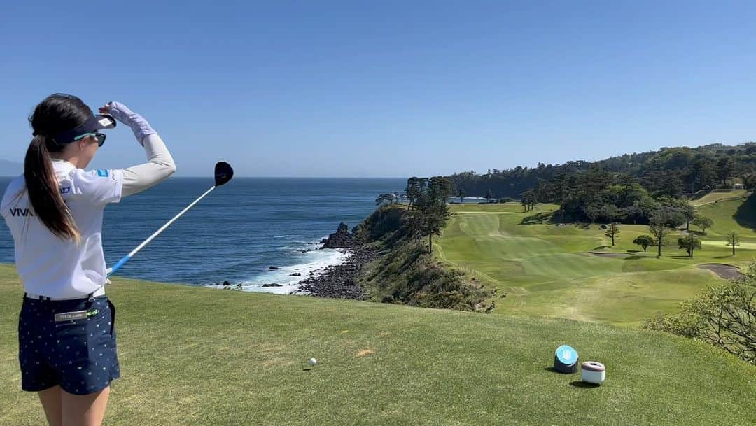 篠崎愛のインスタグラム：「爆風の川奈ラウンドしてまいりました⛳️ 明日のマンデートーナメントに出場します。  本戦出たい！！！」