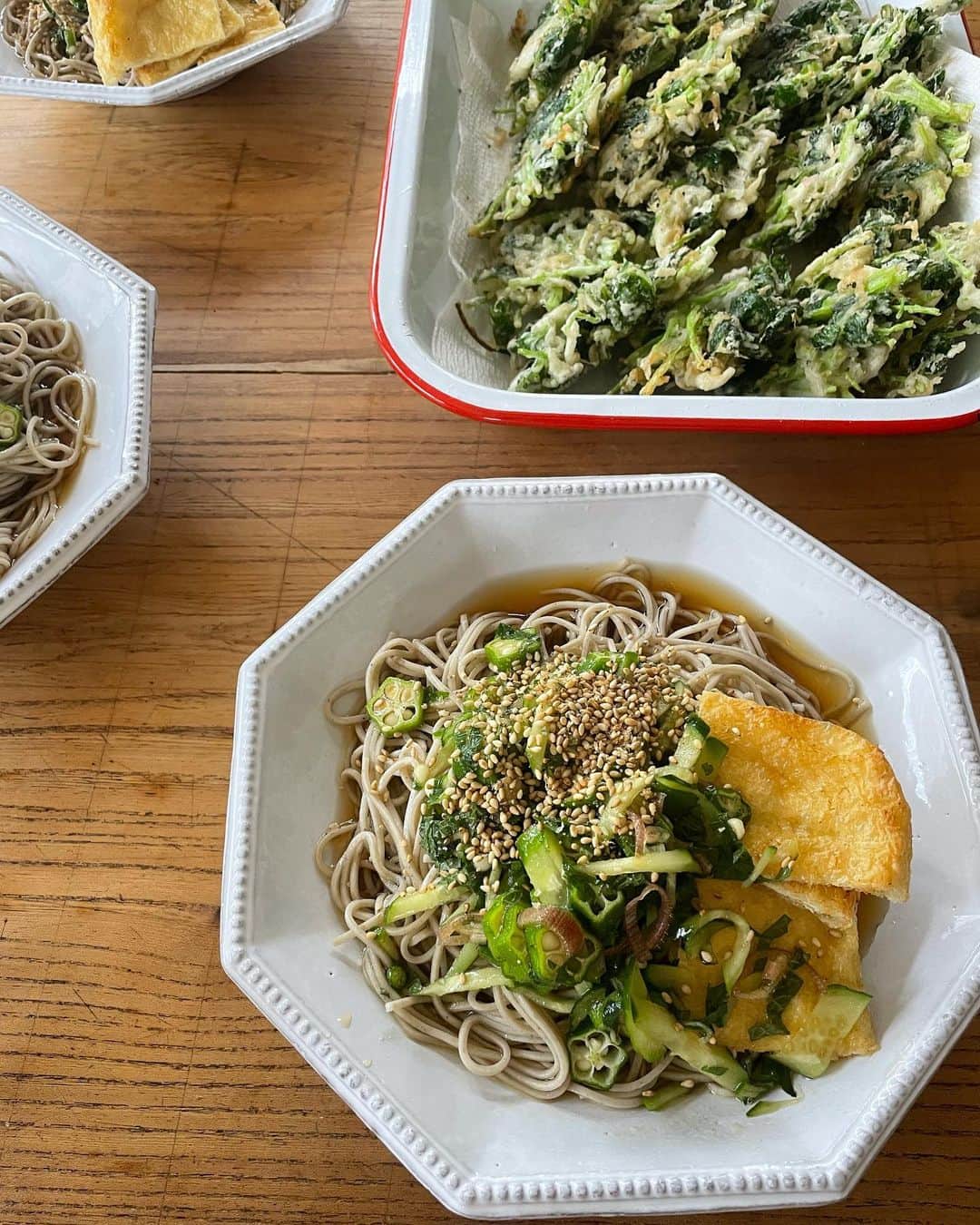 黄川田としえのインスタグラム：「\\三つ葉とシラスのかき揚げ＆冷やし蕎麦//  暑くってついに冷やし蕎麦。 オクラ、きゅうり、青じそ、ミョウガを刻んでめんつゆに合わせ、冷たくしたお蕎麦にかけてます。 カリカリに焼いたお揚げを添えて。  卵無し☝️ 🌞三つ葉としらすのかき揚げ 1.切った三つ葉としらすをボウルにいれ、全体に小麦粉を薄くまぶ箸でぐるぐるっと多少粉が残るくらいまで混ぜる。  2.小麦粉に冷水、塩少しを加えて混ぜる。写真4くらいのドロっとした感じ。これを1に混ぜる。  3.中温の油に落としてカリッと両面揚げる。油は写真くらい少なめでも大丈夫。写真5.6  今回は小麦粉で作ったけど、米粉でも同じように作ります。 しっかり衣をまとわすとバラバラにならずカリッと仕上がります。  #tottogohan  #おうちごはん」