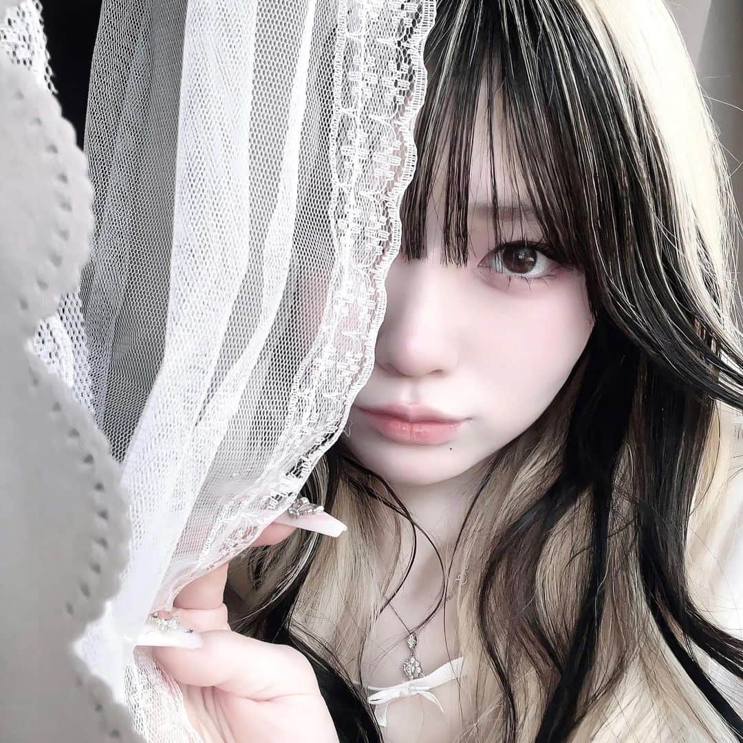 謝花南のインスタグラム：「ねぇ、 . . . . . . . . #ロング #エクステ #フェイスフレーミング #インナーカラー #ハイトーン #ブラック #韓国風 #韓国ファッション #ストリート系女子 #スニーカー女子 #裸眼メイク #純欲メイク #舌ピ #クロミちゃん #ootd」
