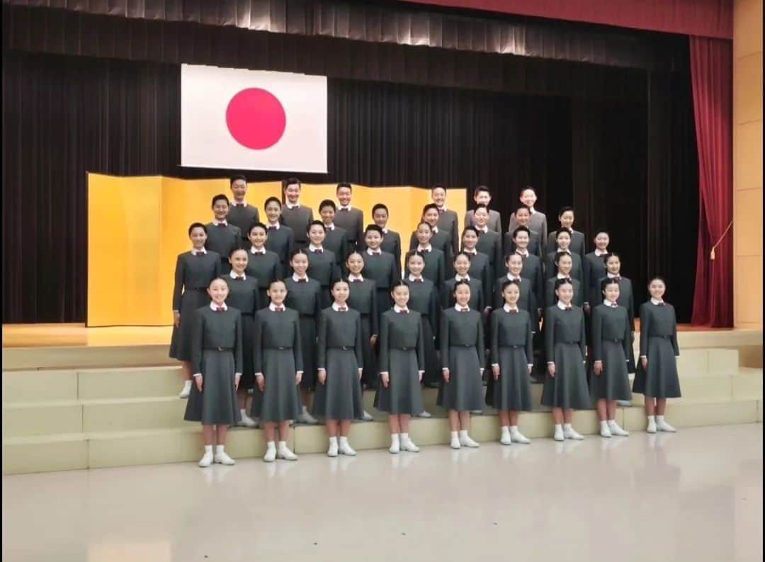 のインスタグラム：「昨日は、宝塚音楽学校第111期生の入学式でした～😆💕✨  花の道バレエスクールからの初の宝塚音楽学校生の生徒ちゃんもキラキラの笑顔で映っておりました～🎵😍🎵  校歌を歌う時に生徒がアップでずっと映ってて❣️自分が歌っていた校歌を生徒が歌ってる〰️〰️って思っただけで、映像を観ていて涙が止まりませんでした😭😭😭  これからもドンドン繋がって行ってくれたら嬉しいなぁ～🎵😍🎵  明日はOSK日本歌劇団養成所の入学式です😌💓  卒業生を入れて2名の生徒が入学させて頂きます❣️ 総代をさせて頂くそうです😘💕  皆、初舞台に向けてしっかりと頑張ってもらいたいなと思います！！！！！  #宝塚 #宝塚音楽学校 #入学式 #111期生 #OSK日本歌劇団養成所 #初舞台楽しみ💕 #花の道バレエスクール #押上 #SORAスタジオ #太田プロダクション #奈良市観光大使 #芽夢ちさと」