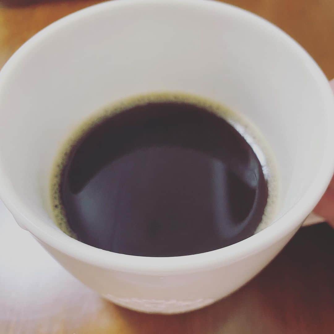 のインスタグラム：「1ヶ月達成！！！☕️  コーヒーチャレンジ☕️  コーヒーが苦手で大嫌いな僕が コーヒーが飲めるようになるまで まずは1日1杯、1ヶ月を目標に コーヒーチャレンジを始める  コーヒーの何が苦手で大嫌いかというと  ・とにかく苦い ・お腹こわす ・美味しくない  これが主な理由です。  ただ、 ・甘いカフェオレは飲める ・コーヒーゼリーは食べれる ・チロルチョコはコーヒーが1番好き です  そして昨日 1ヶ月毎日コーヒーを飲む コーヒーチャレンジを始め ちょうど1ヶ月が経ちました。 その結果、コーヒーに対する考え方や私生活に少し変化がありました。それがこちら。  ・苦いもんは苦い ・最初連チャンでお腹壊してたけど、今はほぼ無くなった ・まだ美味しいとは思わない ・最初は口にコーヒーを含むだけで抵抗感があったが、それが無くなった ・甘いカフェオレが飲めなくなった ・コーヒーに砂糖、ミルクがほしいと思わなくなった ・コーヒーゼリーのミルクはまだ必要、いや多分ずっと必要 ・甘いものを食べるときに、コーヒーがほしいと思い始めた ・時間があると、Googleでカフェを探すようになった ・カフェに行ってコーヒーだけを頼むのが楽しくなってきた ・次はどんなカフェ、喫茶店に行こうかな、なんて思い始めた ・コーヒーが苦手やけど、ちょっと気になる存在 ・あれ、ひょっとして俺この人のこと好きなんかも、、と、あの時の感じにそっくり ・コーヒーが、ちょっと好き  と、まぁざっとこんな感じです。  何より1番驚いたのが、コーヒーチャレンジを応援してくれる人が思いのほか多かったこと。  ・初心者におすすめのお店がある ・飲みやすくて美味しいコーヒー知ってるから飲ませてあげたい ・豆から挽いて飲ませてあげたい ・自分も飲めなかったが、飲めるようになったので頑張って ・段階踏んで飲んでいきましょう ・自分もコーヒーチャレンジ始めます ・お茶やと思ったら飲めるようになるよ  等々、まるで初めて自分の足で立とうとしてる赤ちゃんを応援するかのようなあたたかいお声をたくさん頂きました！ありがとうございました！  皆さん、どうでしたか？ コーヒー好きの方は通った道でしたか？ またコーヒー苦手な方は、少しでも参考になればと思います。  僕的にコーヒーは、お茶感覚で飲めるようになれたらと思います。美味しさを感じるのはもう少し先ですかね、、！  なので、これからも1日1杯飲むようにコーヒーチャレンジは続けてみようと思います。 美味しさを感じたらすぐ言いますね。  1ヶ月たくさんの応援、そして投稿を見て頂きありがとうございました！  あと最後にやっぱり僕はチロルチョコはコーヒーが1番好きです！  皆さん、今日も良い一日を！  本日もコーヒーから (32日目)  #コーヒーチャレンジ #苦手なコーヒーをお茶の感覚で飲めるようになるまでの道のり #コーヒー #coffee #コーヒーチャレンジ #coffeechallenge #カフェ #Caffe #吉本新喜劇 #yoshimotoshinkigeki #カバ #kaba #cava #hippopotamus #hippo #チロルチョコ #チロルチョコはコーヒーが1番好き #皆さん、良い一日を！」