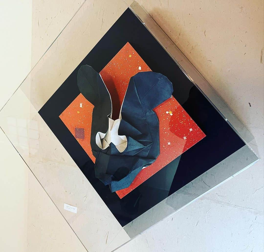 松尾貴史さんのインスタグラム写真 - (松尾貴史Instagram)「松尾貴史 折り顔展@鎌倉「アピスとドライブ」開催中です。  5月14日（13日は休業）まで、金土日祝の11〜17時、公開中。  本日は11時から午後2時頃まで在廊します。  写真は額装されたミッキーのインプレッション「ネズミーランドのリーダー」、ダリの印象「形状記憶髭の固執」、加藤一二三さんの印象「将棋の123」です。  #折り紙 #折り顔 #鎌倉 #佐助稲荷 #銭洗弁天 #銭洗弁財天 #アピスとドライブ #カフェギャラリー」4月16日 10時21分 - kitsch.matsuo