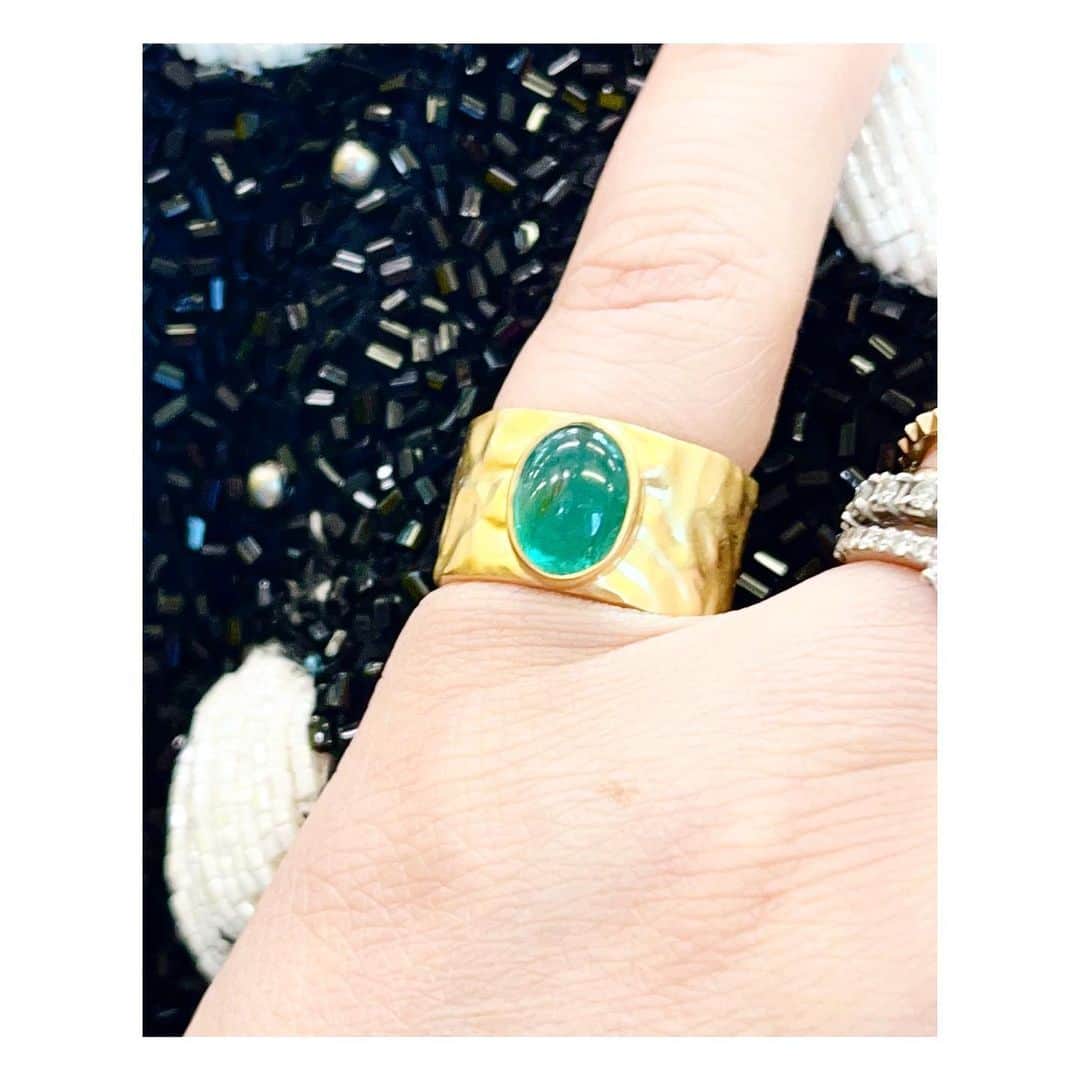 阿部洋子さんのインスタグラム写真 - (阿部洋子Instagram)「🤍✨🤍✨🤍  きのうの戦利品 #passthebaton #market  @passthebaton_market   #artidaoud の #emerald 💚  ちょいとサイズ緩いから、失くさないようにしなきゃ😂  #jewelry #rings #jewelryaddict」4月16日 10時24分 - hirocoring