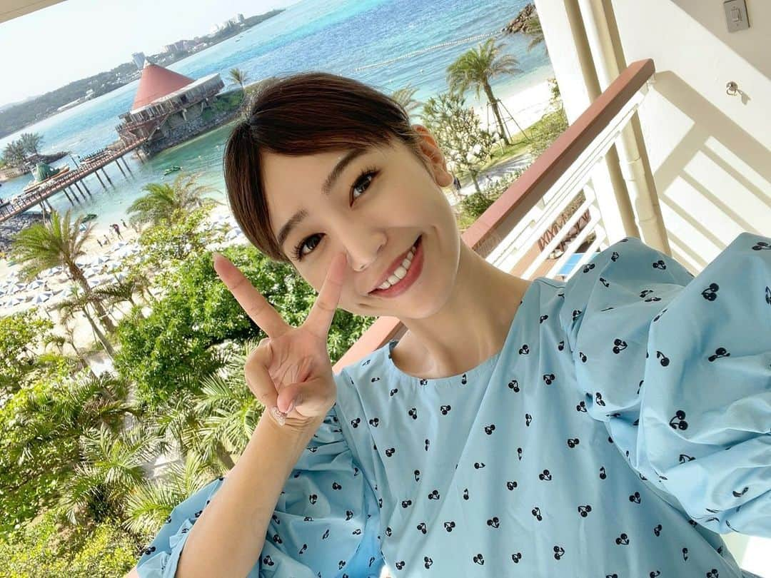 夏江紘実のインスタグラム：「. のんびりゆったり沖縄へ🌴 海眺めてたら入りたくなってきた！ よし！今日も出発だ〜！ 海と砂遊びと走り回ってこよ😇🌺笑 . . #沖縄 #沖縄ビーチ #沖縄旅行 #ootd」