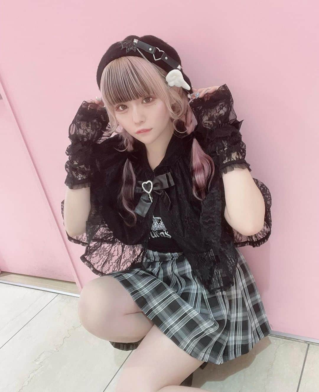 のインスタグラム：「ㅤㅤㅤㅤㅤㅤㅤㅤㅤㅤㅤㅤㅤ 魔法使いみたい！！🧙🪄🖤💔 ㅤㅤㅤㅤㅤㅤㅤㅤㅤㅤㅤㅤㅤ #ankrouge #アンクルージュ #bemqin #大宮アルシェ #大宮 #地雷系女子 #地雷 #地雷メイク #地雷女 #地雷系女子と繋がりたい #量産型ヲタク #量産型 #隠しきれないヲタク #ベレー帽 #ベレー帽アレンジ #ブラックコーデ #春服コーデ #自撮り #いいね返し #自発ください #アパレル店員 #ootd #fashion #japanesegirl #f4f」