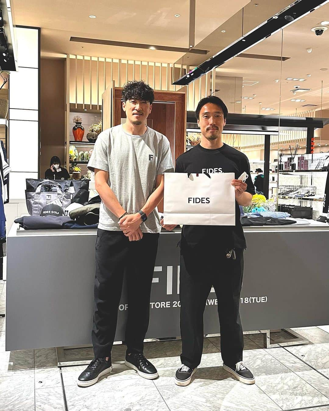 小林久晃さんのインスタグラム写真 - (小林久晃Instagram)「ISETAN MEN'S POP UP12日目。 早いもので残すところあと3日です。 写真は先日来てくれた @masatoshi.mihara です。ヴィッセル神戸の時に新人で入ってきた三原も34歳。若い頃とは色々と見る景色も変わって、またサッカーが楽しくなる頃かな。まだまだ頑張って。応援してます。 #三原雅俊 #柏レイソル #いつもありがとう #fides #isetanmens」4月16日 10時30分 - teruteru620