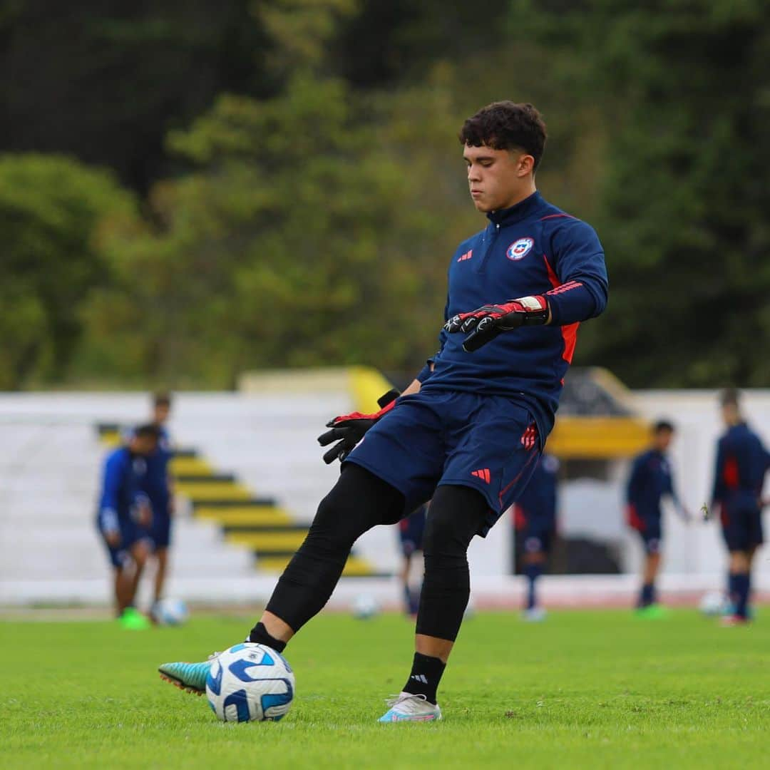 サッカーチリ代表チームさんのインスタグラム写真 - (サッカーチリ代表チームInstagram)「💪 Ya pensamos en Venezuela 🇻🇪   👊 #LaRojaSub17 🇨🇱⚽️ entrenó con miras al tercer partido del hexagonal final del @conmebol Sudamericano Sub 17 🏆  #VamosLaRojaSub17 #VamosChile」4月16日 10時45分 - laroja