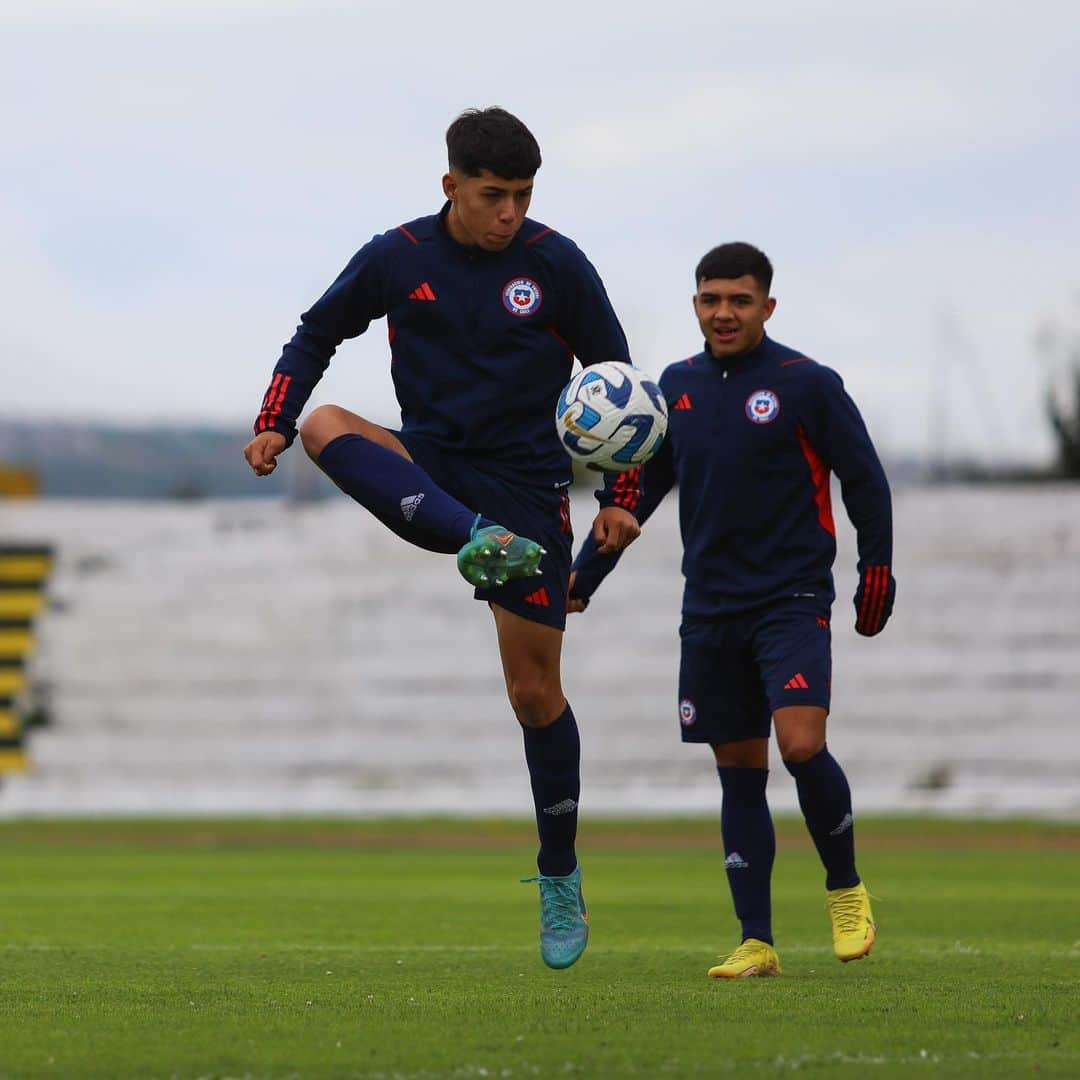 サッカーチリ代表チームさんのインスタグラム写真 - (サッカーチリ代表チームInstagram)「💪 Ya pensamos en Venezuela 🇻🇪   👊 #LaRojaSub17 🇨🇱⚽️ entrenó con miras al tercer partido del hexagonal final del @conmebol Sudamericano Sub 17 🏆  #VamosLaRojaSub17 #VamosChile」4月16日 10時45分 - laroja