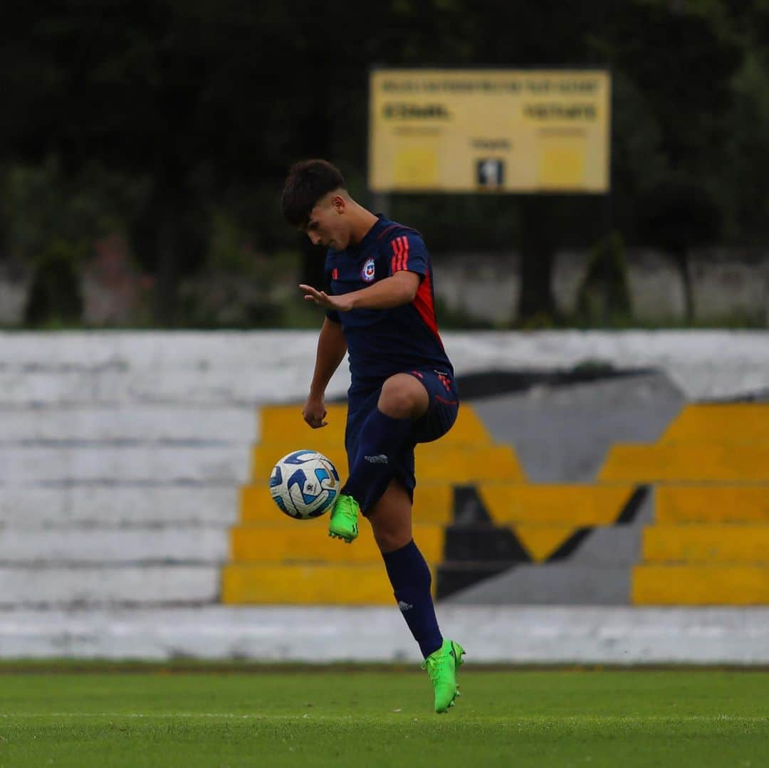 サッカーチリ代表チームさんのインスタグラム写真 - (サッカーチリ代表チームInstagram)「💪 Ya pensamos en Venezuela 🇻🇪   👊 #LaRojaSub17 🇨🇱⚽️ entrenó con miras al tercer partido del hexagonal final del @conmebol Sudamericano Sub 17 🏆  #VamosLaRojaSub17 #VamosChile」4月16日 10時45分 - laroja