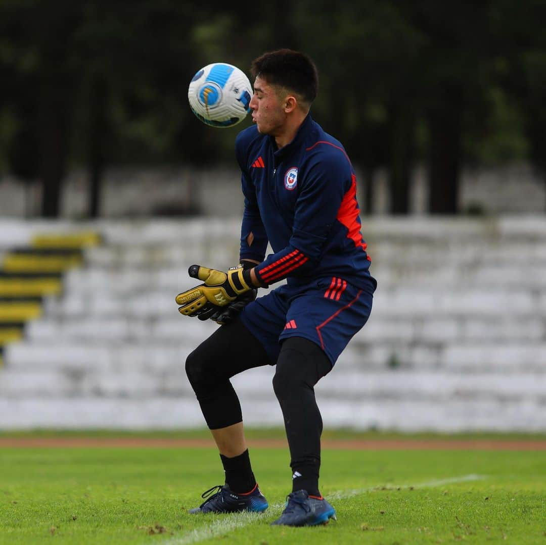 サッカーチリ代表チームさんのインスタグラム写真 - (サッカーチリ代表チームInstagram)「💪 Ya pensamos en Venezuela 🇻🇪   👊 #LaRojaSub17 🇨🇱⚽️ entrenó con miras al tercer partido del hexagonal final del @conmebol Sudamericano Sub 17 🏆  #VamosLaRojaSub17 #VamosChile」4月16日 10時45分 - laroja