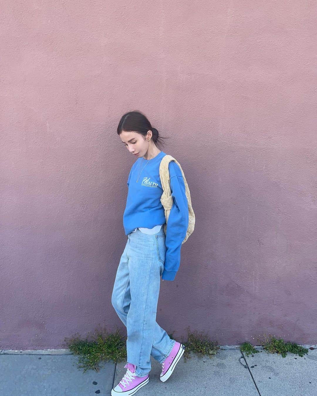 チャン・チュンニンのインスタグラム：「出發前特別在 @farfetch  挑了鮮豔的鞋子、衣服來搭配加洲的陽光🌴🌞🩷  *Farfetch新客7折優惠（僅限中港台）」