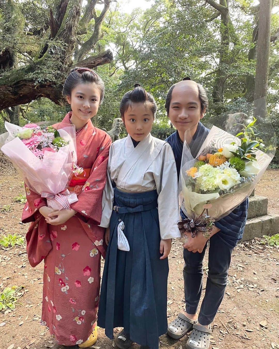 のインスタグラム：「「 #らんまん 」みなさん第二週どうでしたか！？ 僕はウロボロスの時に斗真さんがお休みなのに僕を見に来てくれていて、作品をみたら僕が成長した事が残るイクオだったことに衝撃で感動した事が根っこにあるので、自分に幼少がいる時はその子がどんなお芝居をするのか気になるのでマネージャーさんにお願いして一週目の本読み参加させていただきました。志尊さんの出演作品もたくさん観ていたので、志尊さんの竹雄はこんな感じかな？と想像して大人竹雄へ繋がるように演じました。 僕の竹雄は時代が変わり、万ちゃんとの昔ながらの主従関係から距離が近づいていく役割をいただいたのかなと思い挑ませていただきました☺️ 二週目万太郎役のまーくん（ #小林優仁くん ）がほんとに明るくてずっと元気をくれてとっても楽しくてずっといたい現場でした。二週目が終わっちゃうのは少し寂しいですが😭！ 第三週目からもそれ以上に楽しみです！☺️」