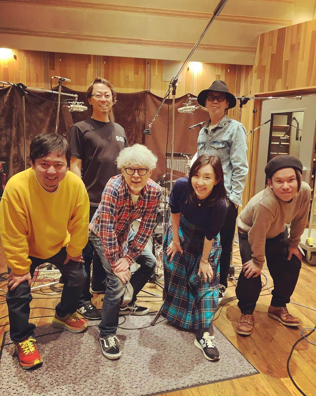 川江美奈子さんのインスタグラム写真 - (川江美奈子Instagram)「・ 『君は知らない』 recording note  Drums 鶴谷智生 Bass カナミネケイタロウ Guitar 黒田晃年 Arrangement & Keyboards 村田昭 Vocals 川江美奈子 Recording & Mixing Engineer 今井邦彦 Assistant Engineer 椎葉大世, 西村空知 Mastering Engjneer 小柳令奈  この10年くらいずっと家でDemo音源だけを繰り返し聴いていたこの曲に、生の音が吹き込まれた瞬間。アレンジャーの村田昭氏は思わず小さく「これだよ！」と雄叫びを上げていました。アイディアが次々と転がり出て一直線にグルーヴしていくさまは圧巻。そして今井さんの100年前から私の声を知っててくれているかのようなMIX…。 ライヴでのみ歌ってきた曲、やっと皆さんの場所で聴いてもらえることが、とても嬉しいです。  #君は知らない  #黒田晃年 #カナミネケイタロウ  #鶴谷智生 #村田昭 #川江美奈子 #今井邦彦 #敬称略」4月16日 10時49分 - minakokawae