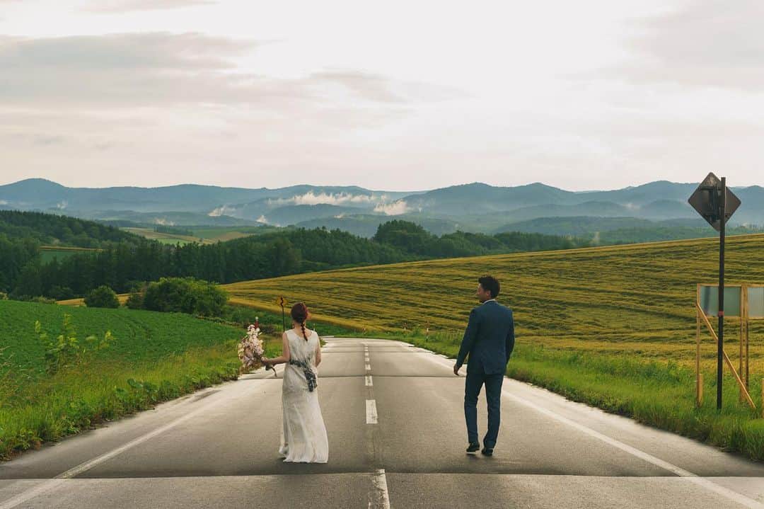 STUDIO SOLAのインスタグラム：「⁡ 【北海道の大自然で最高のフォトウェディング🌸】  パッチワークでのロケーションは北海道らしさを感じていただけるロケ地として毎年多くの方からご要望を頂くロケ地です✨  毎年大好評の 北海道スタジオSOLAが 2023年は6月〜10月で期間限定OPEN☀️  ⁡ 詳しくは最寄りの店舗までお電話またはメールにて お気軽にお問い合わせ下さい😀 ⁡ 今年は札幌に新店舗が4/29にオープンするので 札幌店で和装撮影を行い、美瑛店で洋装撮影行うのも可能です✨ 6月なら札幌オープン記念での特別割もご用意してますので要チェックです♫  デコルテ公式アカウント ▷▷ @decollte_weddingphoto ⁡ スタジオアクアSOLA ▷▷ @studiosola_hokkaido  ⁡ ⁡ #d_weddingphoto #デコルテフォト #スタジオソラ #美瑛前撮り　 #スタジオSOLA #北海道ウェディング　 #撮る結婚式 #ウェディング #ウェディングフォト #フォトウェディング #フォトスタジオ #花嫁 #プレ花嫁 #卒花嫁　 #関東花嫁 #リゾートウェディングフォト #花嫁準備 #前撮り #後撮り #結婚式 #結婚式準備  #ヘアメイク #洋装前撮り #和装前撮り #ドレス試着 #北海道前撮り  #ウェディングフェア #プレ花嫁さんと繋がりたい #全国のプレ花嫁さんと繋がりたい #日本中のプレ花嫁さんと繋がりたい」