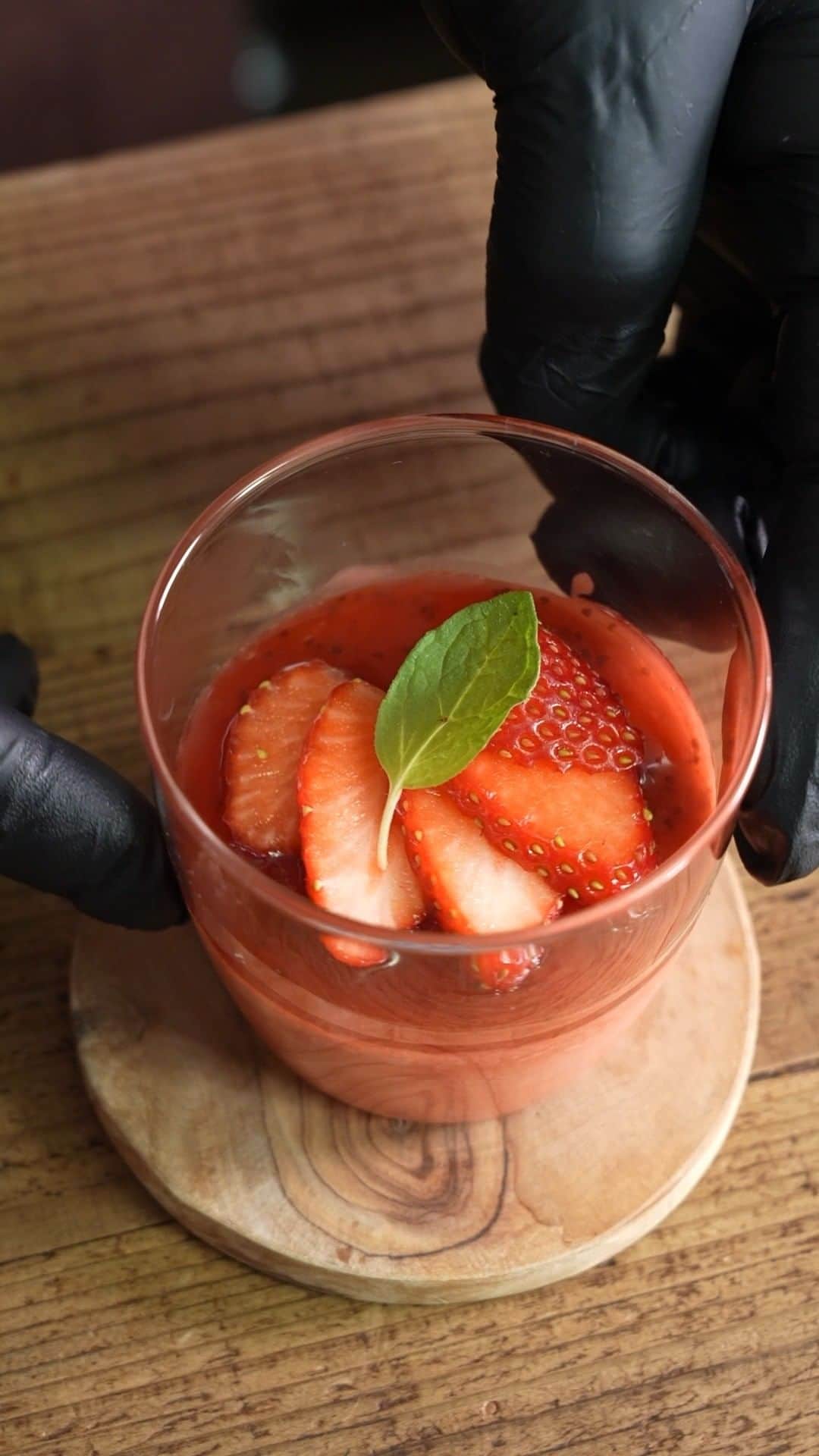 のインスタグラム：「Water strawberry chocolate mousse ウォーターストロベリーチョコムース  YouTube https://youtube.com/shorts/iN0IzdDoRg8  Cacao ! ∴∵ゞ(´ω`*) ♪  This time I made a mousse with only two ingredients: water and chocolate. The toppings are strawberry sauce, strawberries and mint leaves. The mousse was very smooth and melt-in-your-mouth delicious. May the cacao be with you !  [Ingredients] 50g : Chocolate (VALRHONA INSPIRATION FRAISE) 35g : Water Strawberry sauce Strawberry  #Youtube #youtuber #ASMR #foodie #chocolate #foodpics #instafood #dessertporn #foodporn #レシピ #スイーツ #yummy #recipe #patisserie #recette #手作りお菓子 #video #cooking #strawberry #イチゴ #苺 #苺スイーツ #チョコレート #chocolat #valrhona #mousse #ムース #water #strawberrysauce」