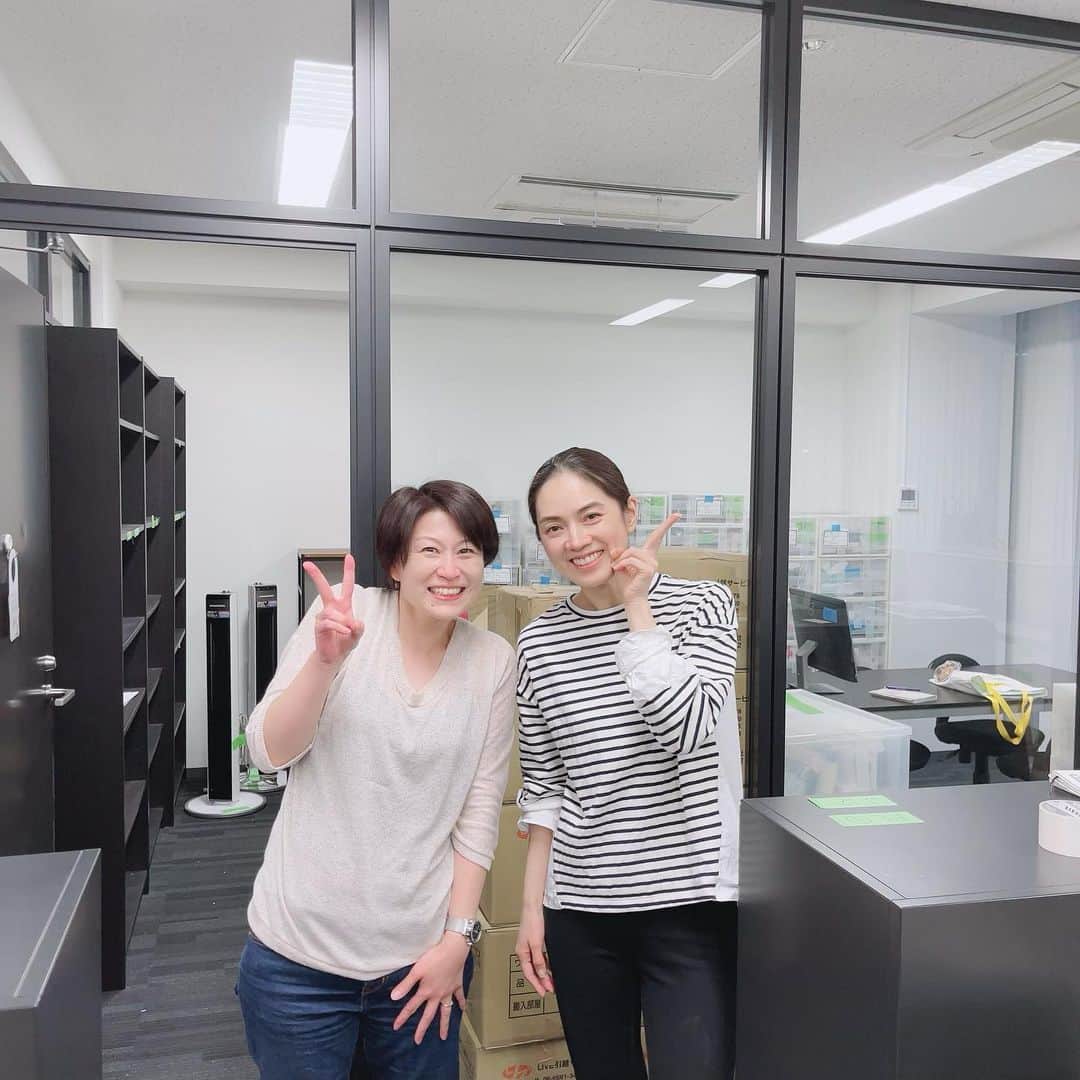 小西さやかのインスタグラム：「週末は協会のお引越しでした！スタッフが40人規模になり、オフィスを移転しました！(写真は引越し前の旧オフィスです！) . 最初の2年は私1人、次の5年まで3人、そこからどんどんスタッフが増え、引っ越しはこれば4回目！ . 会員の皆様、法人の皆様、スタッフのみんなに支えられてここまでやってこれました。今年からはリアルイベントもドンドン増やしていくためにもスタッフを増やしました！ . これからもよろしくお願いします(^^)  #日本化粧品検定#日本化粧品検定協会」