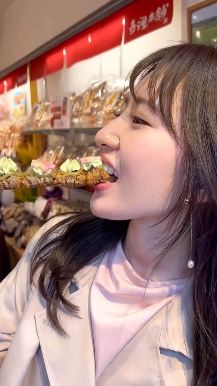 のインスタグラム：「もぐもぐあやぴ👼🏻  #スターダスト #伊藤彩華  #京都 #食べ歩き #食べ歩きグルメ #京都グルメ #おかき #抹茶 #春コーデ #デートコーデ #前髪 #ブルベ夏 #travel #japan #kyoto」