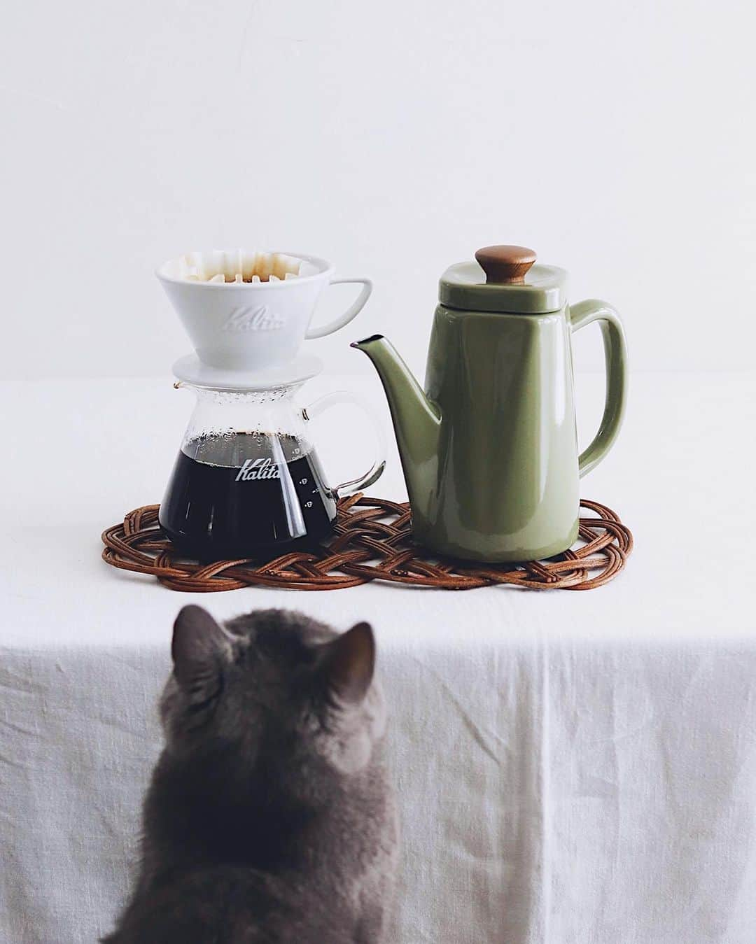 樋口正樹さんのインスタグラム写真 - (樋口正樹Instagram)「coffee break ☕️ . 野田琺瑯のケトルのＡｎｂｉは ４色あり、グレーかオリーブで ちょっと悩んでオリーブを選択。 グレーだとボナさんと被るから🤗 . ちなみにＡｎｂｉ（アンビ）は 造形がシンプルでかつ凝ってて、 とくに大切な注ぎ口が優れてて、 写真３枚目ではブレてますけど 注ぎ心地がなかなか良いんです。 . 野田琺瑯 @nodahoro . . #Anbi #アンビ #コーヒーケトル #ケトル #ホーローケトル #ホーローポット #野田琺瑯 #kettle #nodahoro #coffeebreak ⁡#coffeetime」4月16日 10時58分 - higuccini